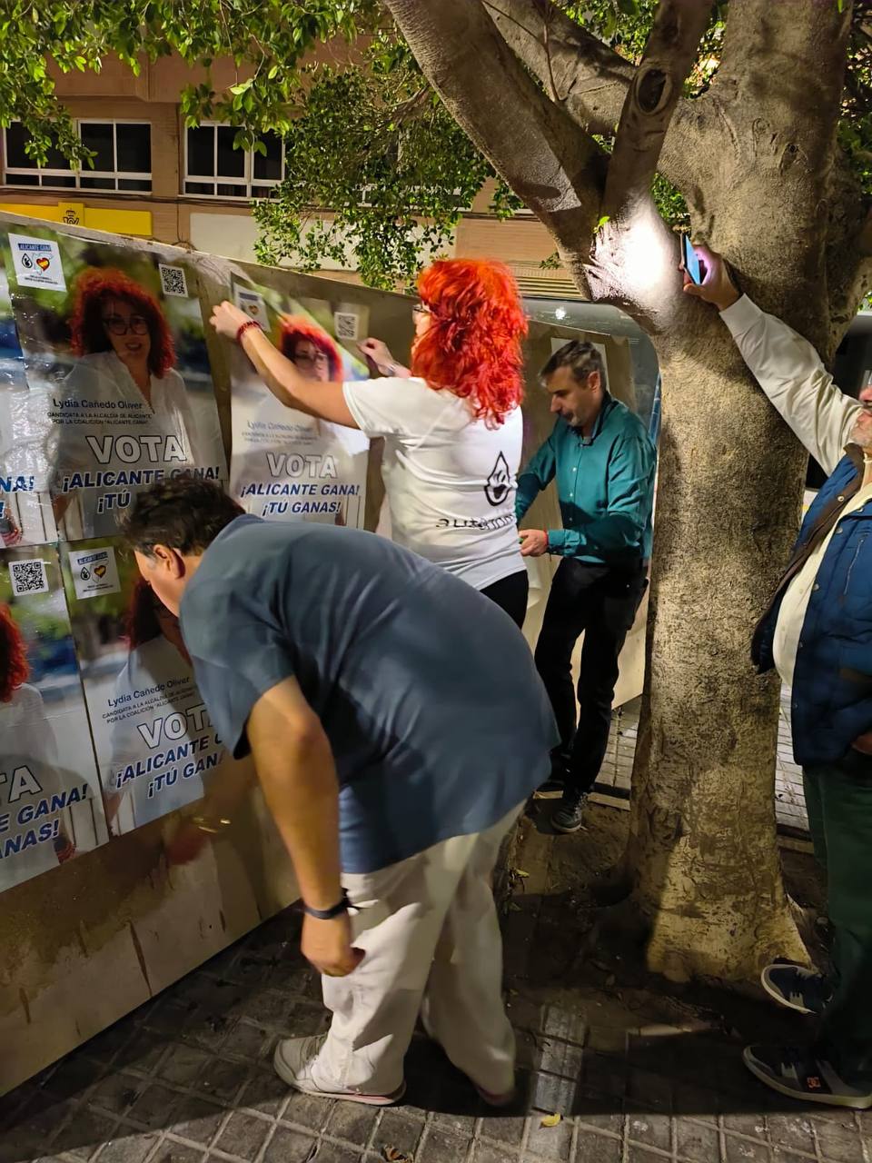 Pegada de carteles de la coalición en Alicante